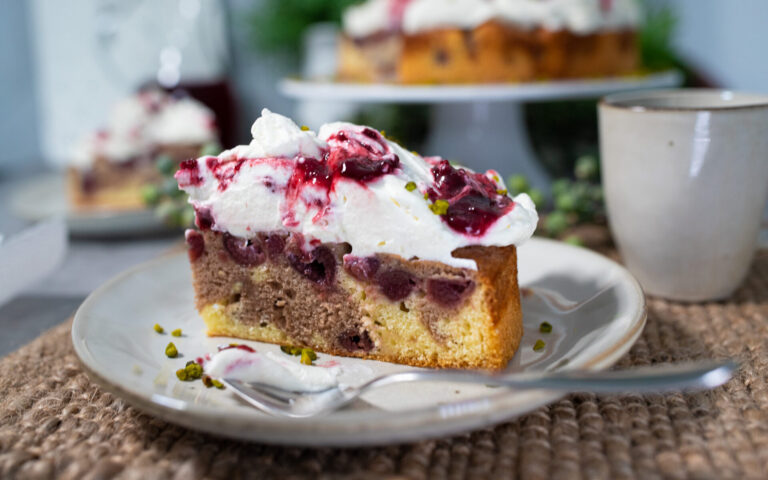 Saftiger Marmorkuchen mit Kirschen & Sahne